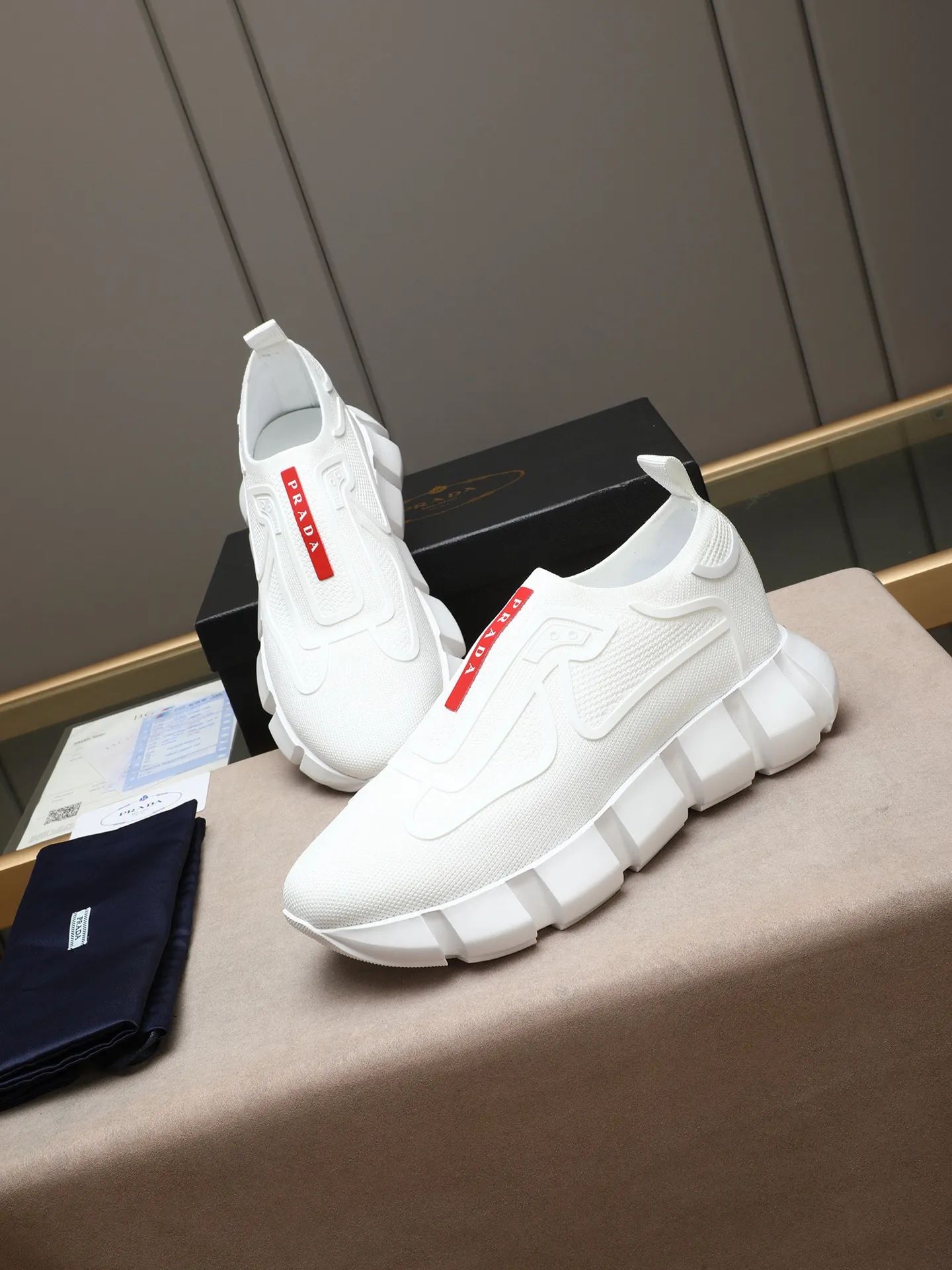 Men's shoes 💰460 PRADA/Prada men's lace-up casual sports shoes, the upper is made of high-elastic fly woven➕joined with breathable mesh. It is soft, comfortable and breathable. The tongue is decorated with the PRADA brand letter logo. The thick rubber sole echoes the red label tongue. The style is fashionable and generous. The details are carefully crafted. A casual sports shoe with a super western style and excellent breathability!  Size: 38-44 (45 46 customized)